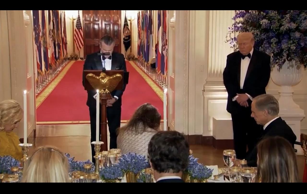 美国战争部部长赫格塞斯在白宫举行的全国州长协会晚宴前祈祷：

“耶稣君王，我们谦