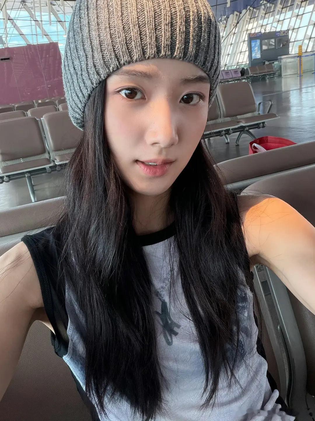 卢昱晓瘦了以后像秀智又像还有点像秀晶。。。 
