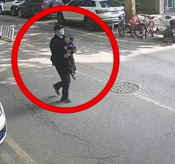 “简直骇人听闻！”北京一小区内光天化日上演抢娃闹剧，两名老人看护两岁幼童时，突然