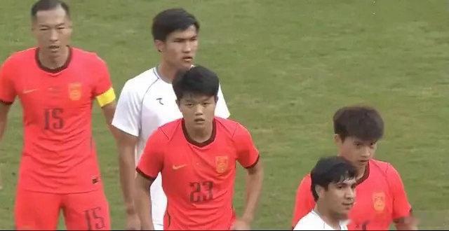U23国足更衣室庆祝亚运夺铜胜利的氛围感直接拉满，拜合拉木带队更衣室嗨跳庆祝摘铜