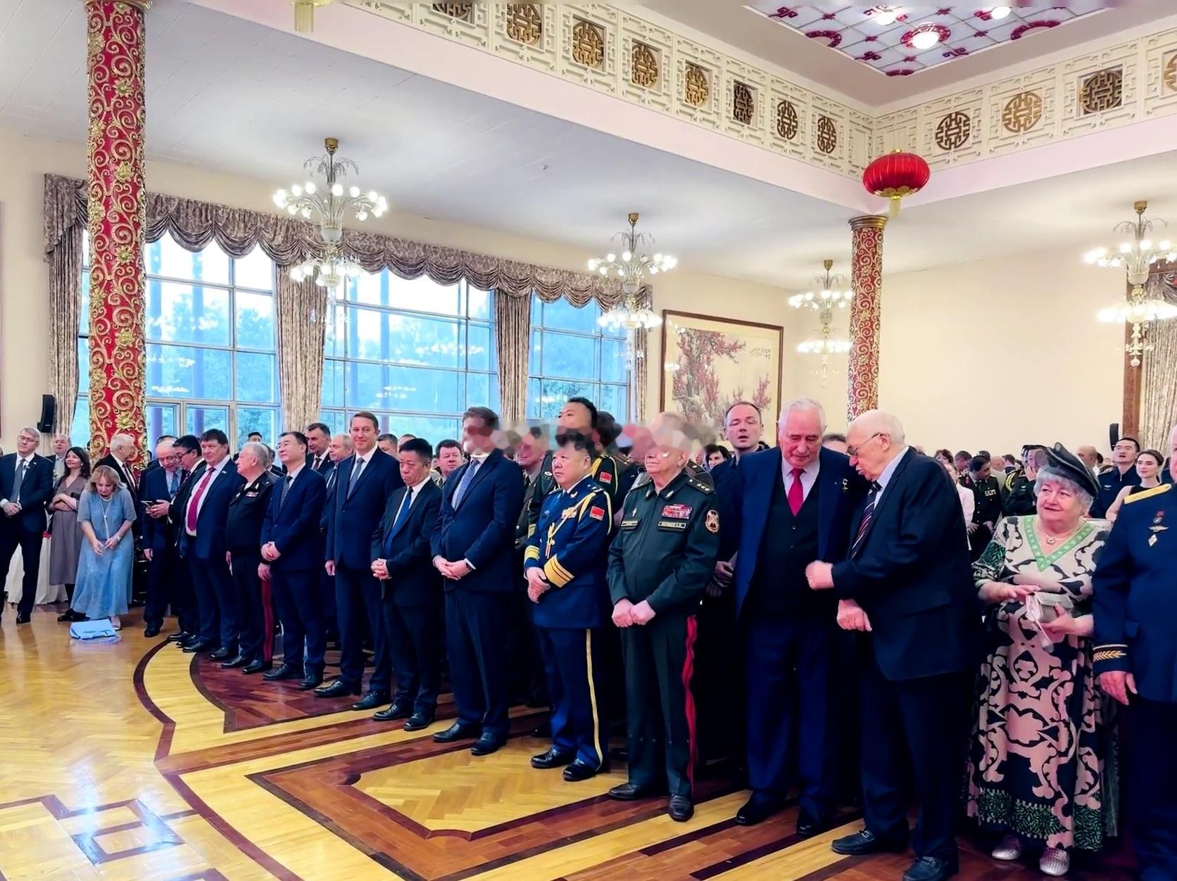 蟹教授尤其显得可爱的地方是，因为长得太高，导致跟很多人说话的时候都要低头后排疑似