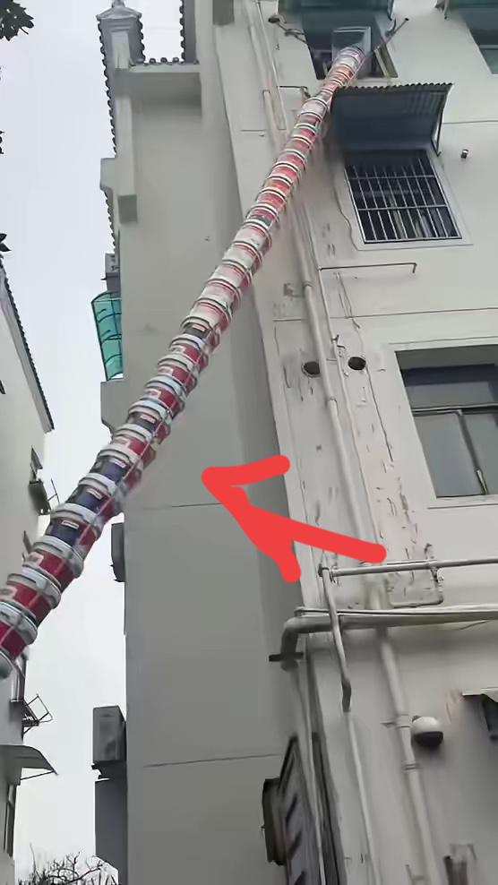 “人怎么能这么聪明！”安徽这位大哥真是把生活智慧玩明白了。

天天扛建筑垃圾累到