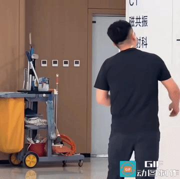 撞眼、撞手，还撞衫。俩人互补了，不知是不是师出同门。
俩人唯一的区别，可能就是一