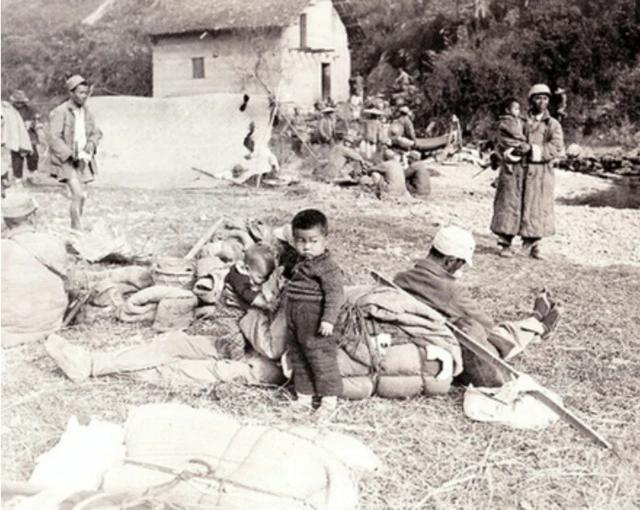 1940年，村民宋大海的妻子被日军欺辱，可他竟主动邀请日军喝酒，等到日军喝的酩酊