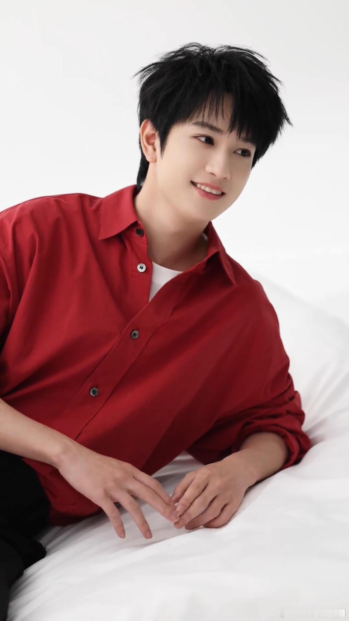 敖子逸顺毛造型乖巧感拉满 敖子逸昨天剧宣直播直接素颜上阵，头发像刚洗完似的，顺毛