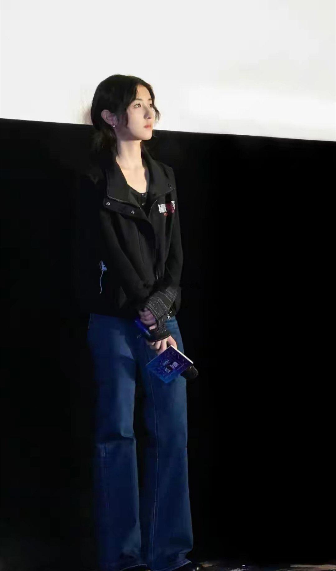 张子枫出席电影《捕风追影》武汉站路演，穿黑色马甲扎低马尾好美 ​​​