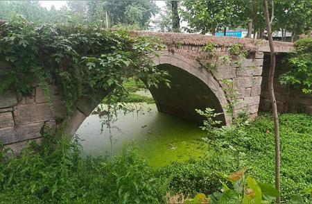 河南有座古桥，桥下插一把宝剑，传说与秦始皇有关，至今无人敢拔

河南驻马店汝南县