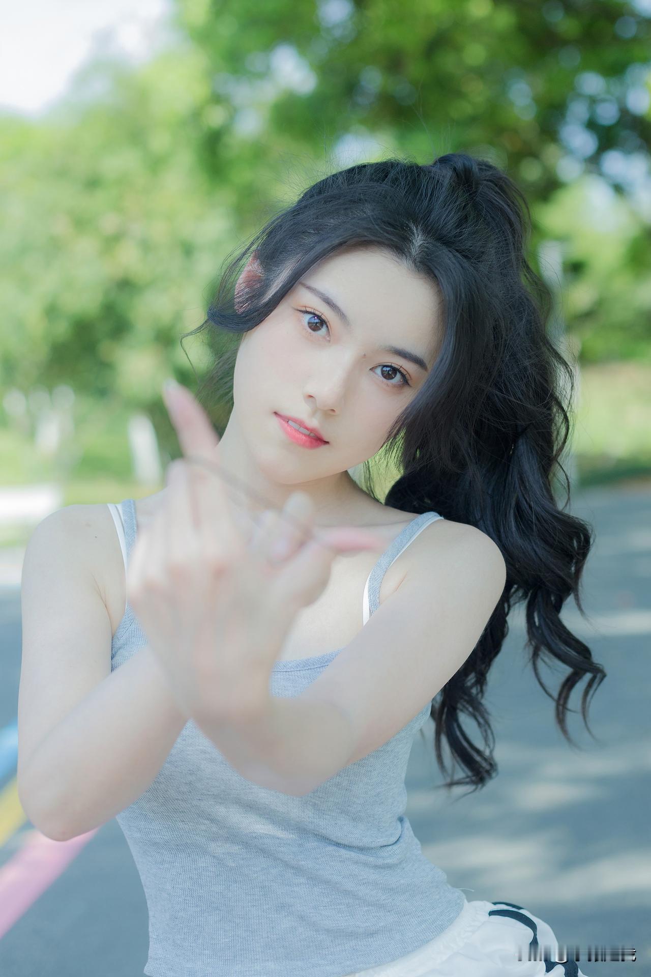 清新美少女
漫步在绿意盎然的林荫之中
甜美笑容
元气满满
伸个懒腰也显得那么楚楚