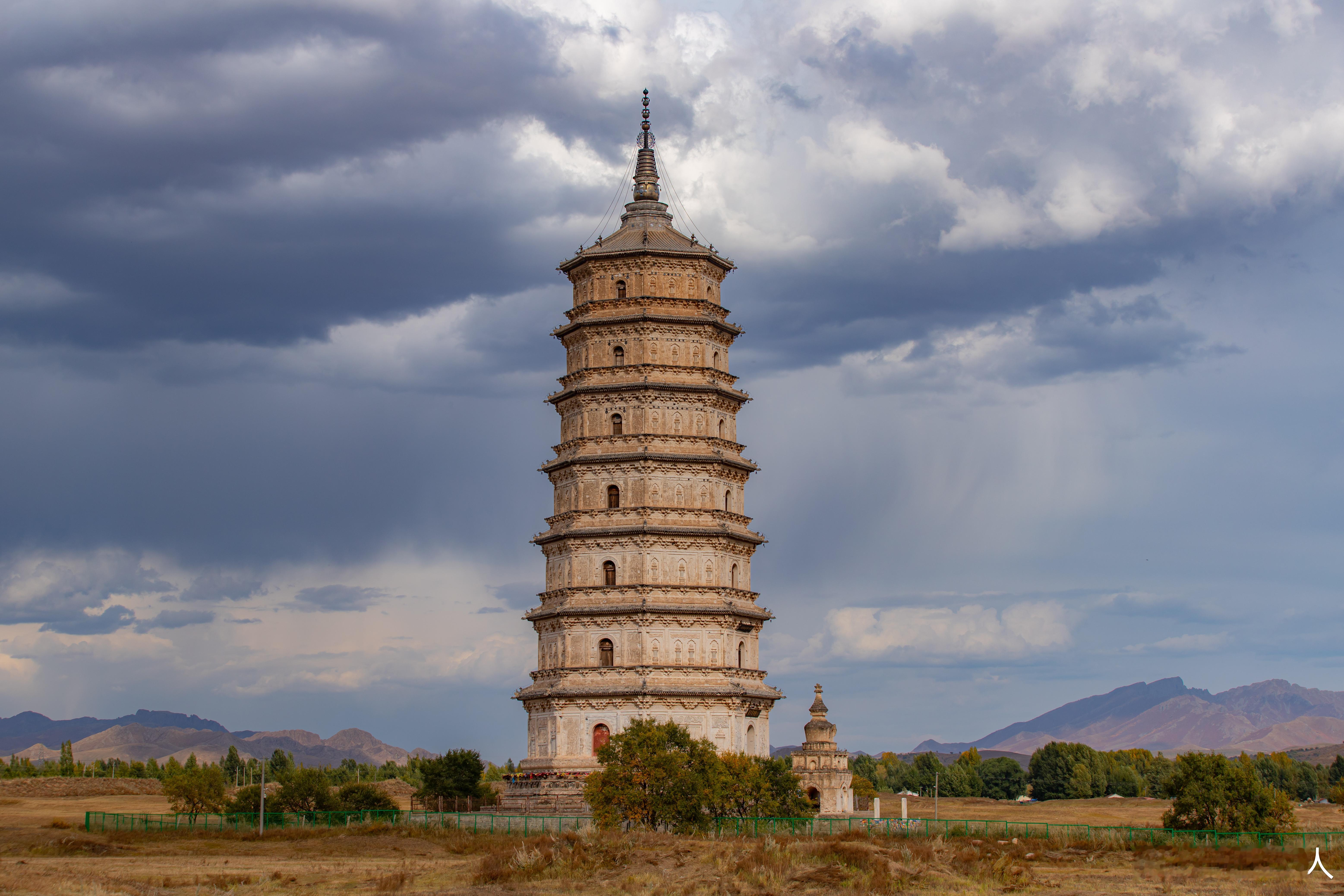 凭云出梵天. 辽庆州白塔唐代张景源曾写下《奉和九月九日登慈恩寺浮图应制》，诗中道