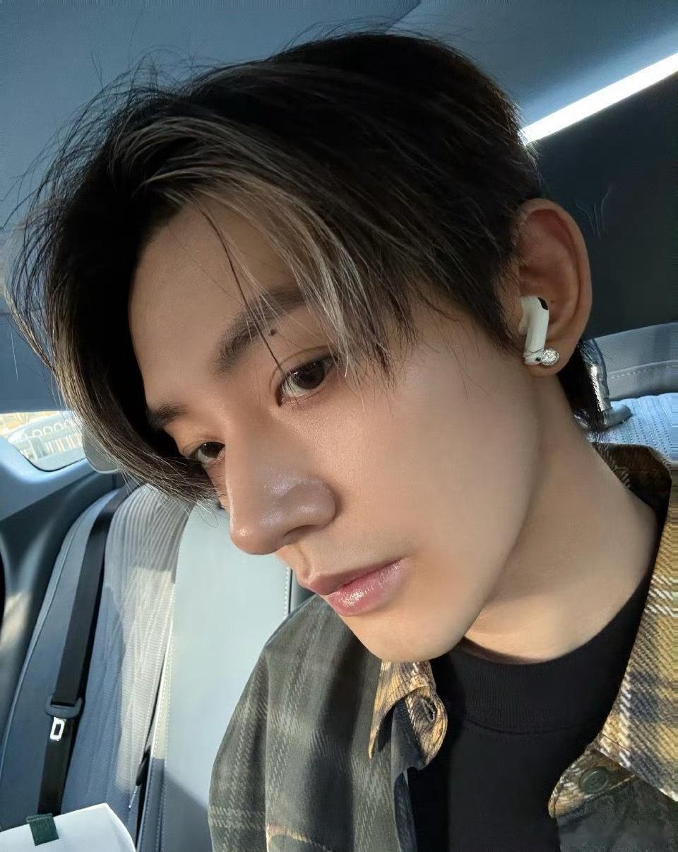 这么死亡角度怼脸自拍，也是真的敢 ​​​