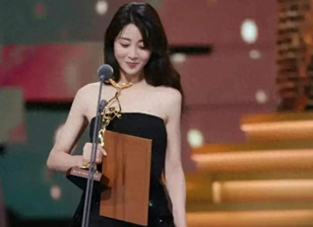 她是演员中的女富豪，47岁开迈巴赫素颜出片场，活得像20岁