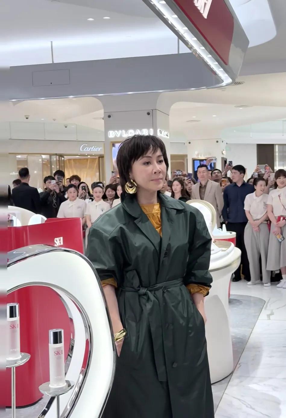 刘嘉玲气质女神。岁月在谁脸上都会刻下痕迹，但气质是内在的，脸上有种淡然是历经岁月