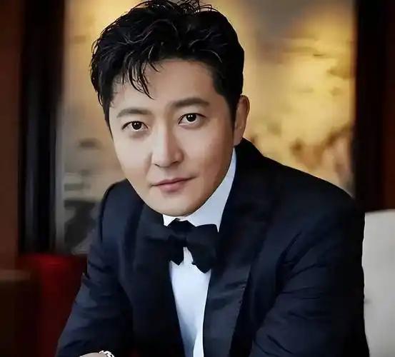 其实郭京飞，最大的本钱，不是演技好，也不是有资源，而是他有一个会理财的大姨子。谁