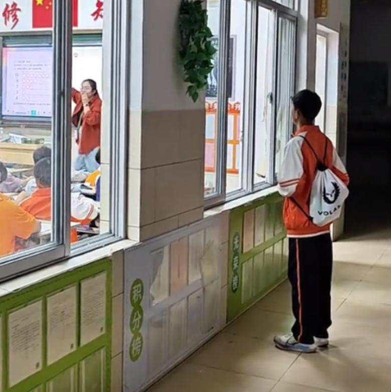 福建泉州某普通中学，晚自习后的一抹月光下，一名普通班的少年悄悄站在强基班的窗外。