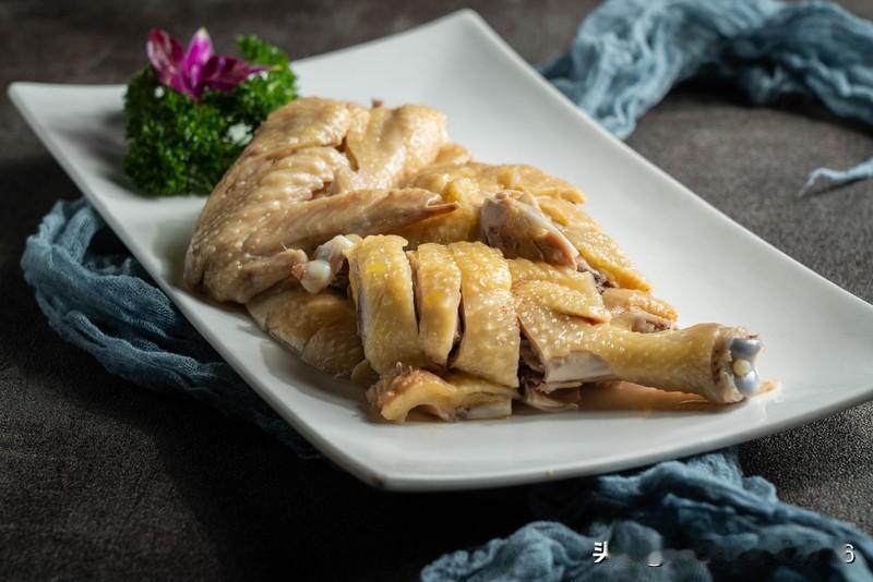 鸡的吃法确实五花八门，不过在我心里，鸡汤才是最美味的。就像广东人爱喝的老火靓汤，