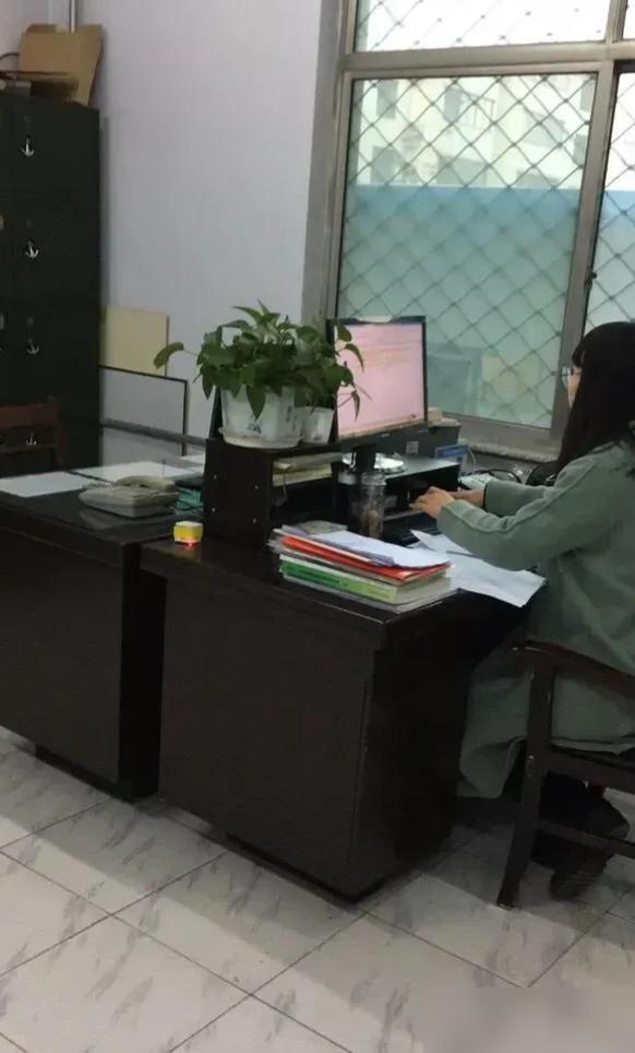 有一年局里招考进两个女孩子。

我在体制内待了二十来年，见过太多人刚进门就被贴标