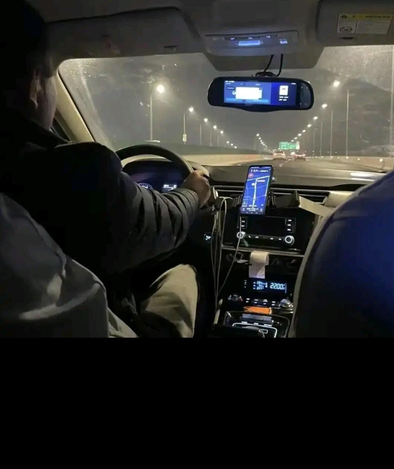 天津，一醉酒乘客坐网约车，但是网约车还没到目的地，醉酒乘客坚持要下车，无奈之下，
