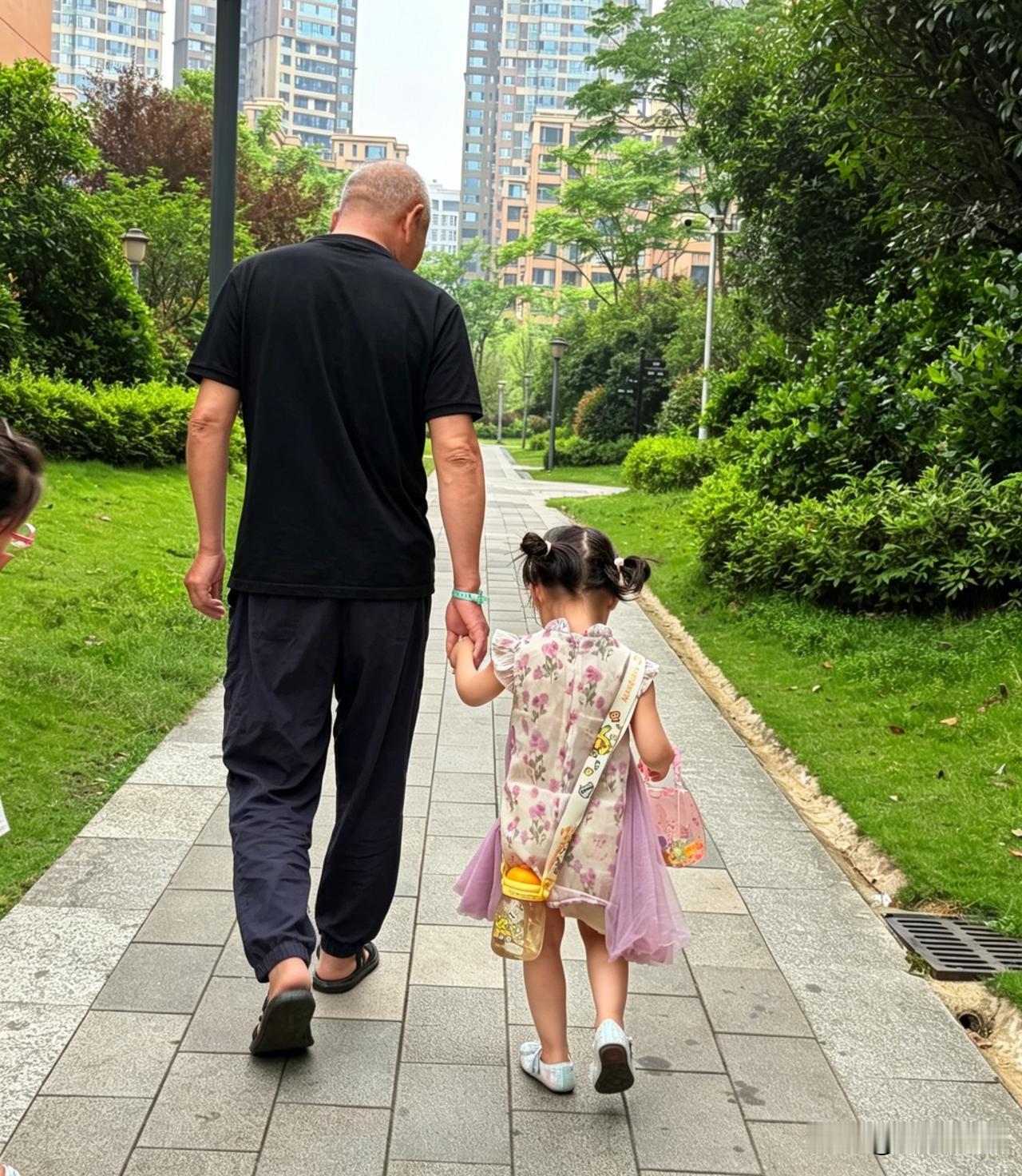 小区一个男邻居带着一个六岁的女孩，新来的女邻居以为是爷孙俩。经别人介绍后才知道女