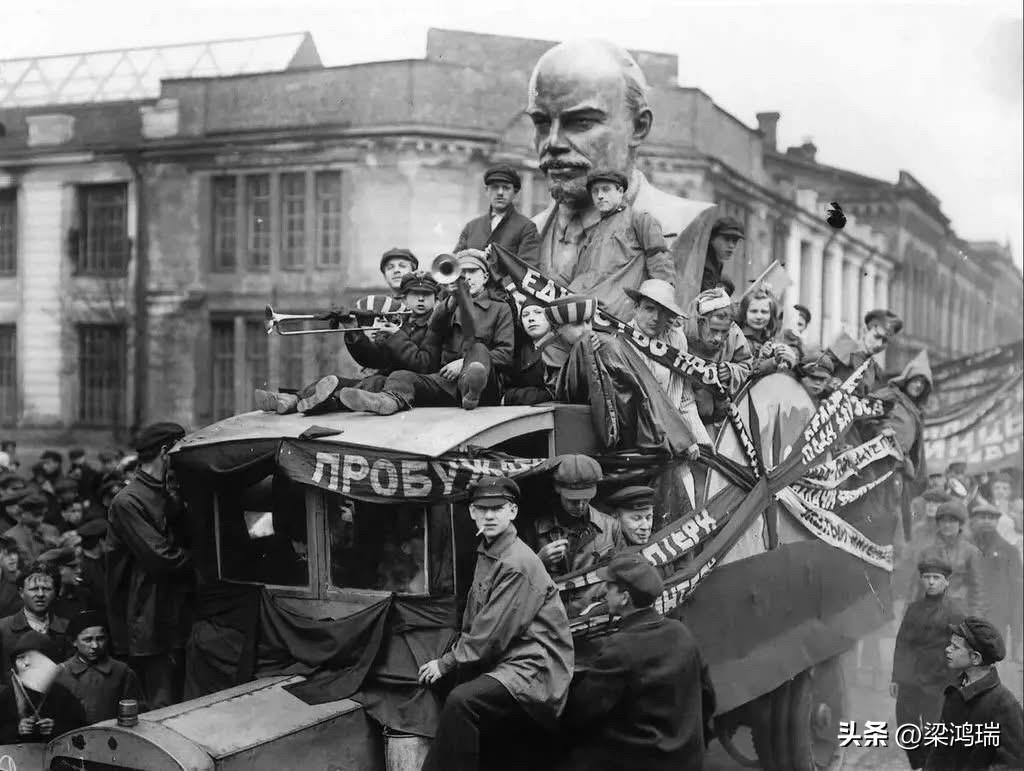 这张历史照片捕捉的是 1925年在列宁格勒（现圣彼得堡）举行的五一劳动节游行活动