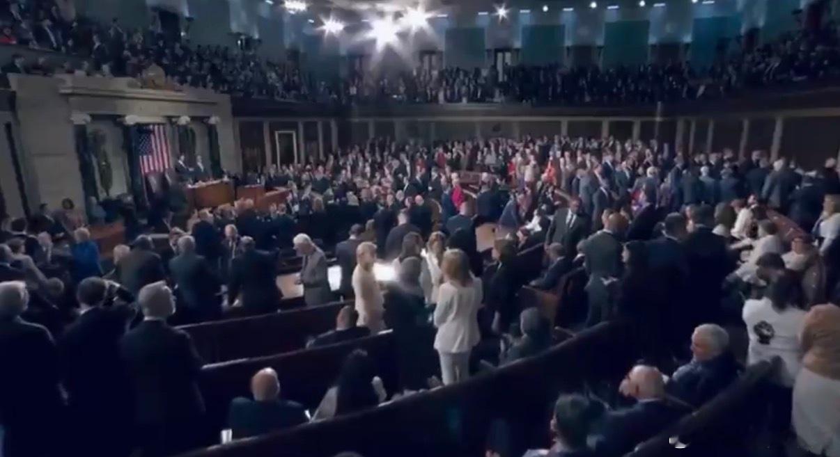 ‼️总统一家并肩站在国情咨文演讲现场。海外编译精选海外新鲜事热点现场