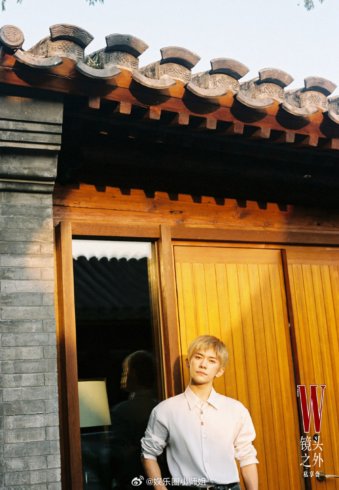 易烊千玺首次拍摄撕拉片易烊千玺金发白衣好清爽W镜头之外拍的易烊千玺首次拍摄撕拉片