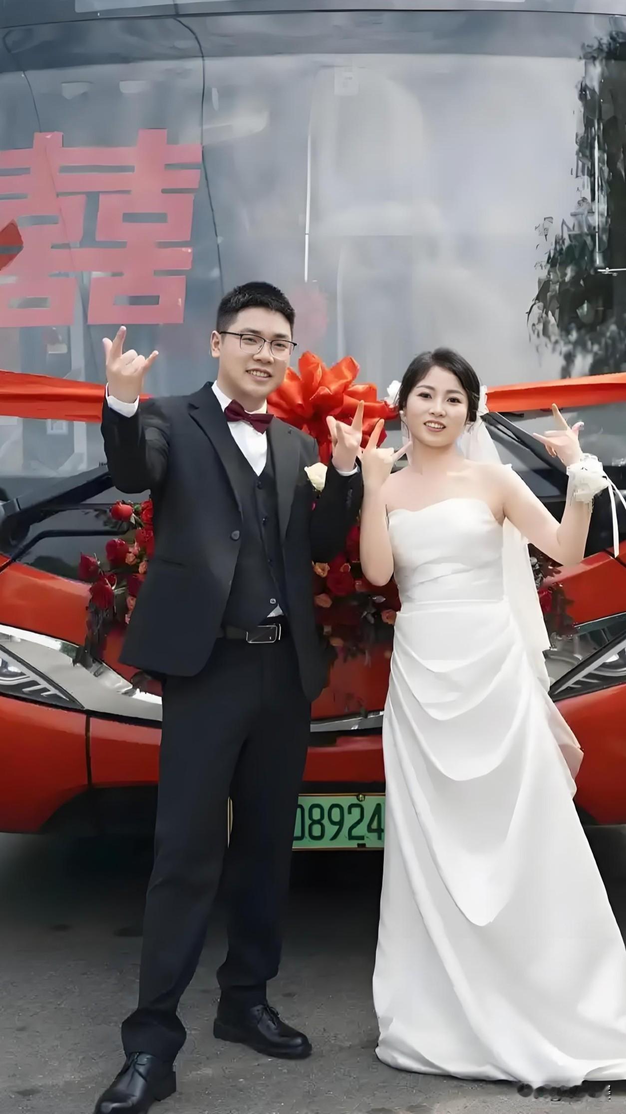 公交车当婚车，这对新人给婚俗带来了一股清流。 [赞][赞][赞]