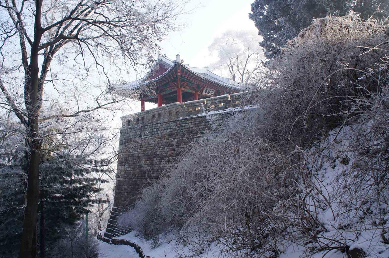 乙密台雪景
 朝鲜首都平壤的牡丹峰有乙密台，这是高句丽时期（公元前277年到公元