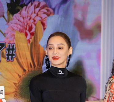 宁静穿黑裙亮相，50岁把年龄当背景板。
不靠滤镜，不靠修图，一身紧身裙直接把时间