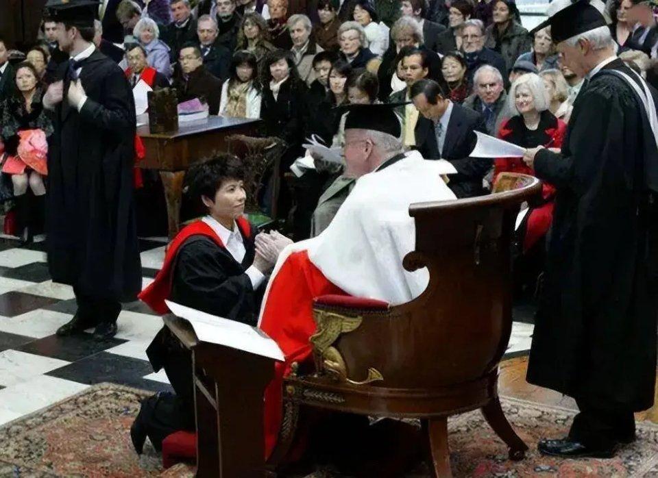 #邓亚萍辟谣#：没被带走。为什么网友对邓亚萍特别关注，可能是因为她退役后海外求学