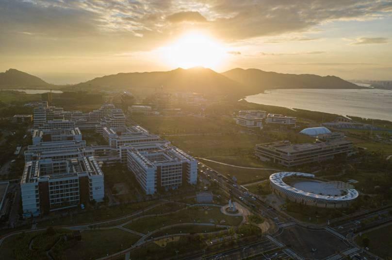 “只能企业买，个人不能买。”
销售对着一圈围上来问的市民，把这句话重复了不知道多