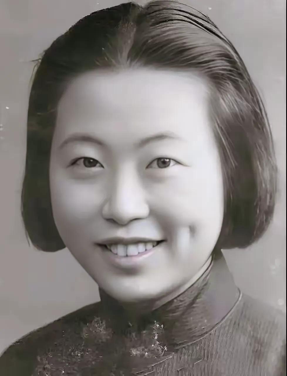 蒋介石开会时，国民党元老突然大喊："共产党就在你身边！"全场目光扫过，只有她低头