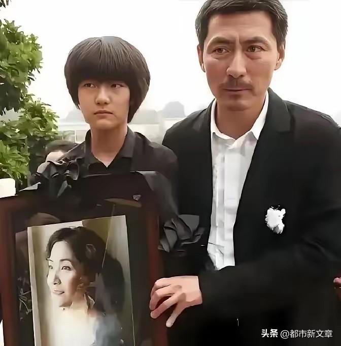 李婷死后，张子健在她衣柜最底下翻出一个存折。

密码试了好几次都不对，张子健的手