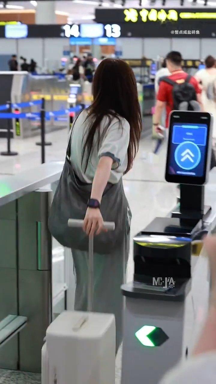 孟佳出国游学孟佳启程出国游学啦，机场路透看着好舒服，休闲随性，还不忘和粉丝挥手问