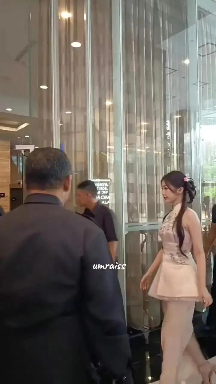 虞书欣印尼路透侧拍，很圆润 