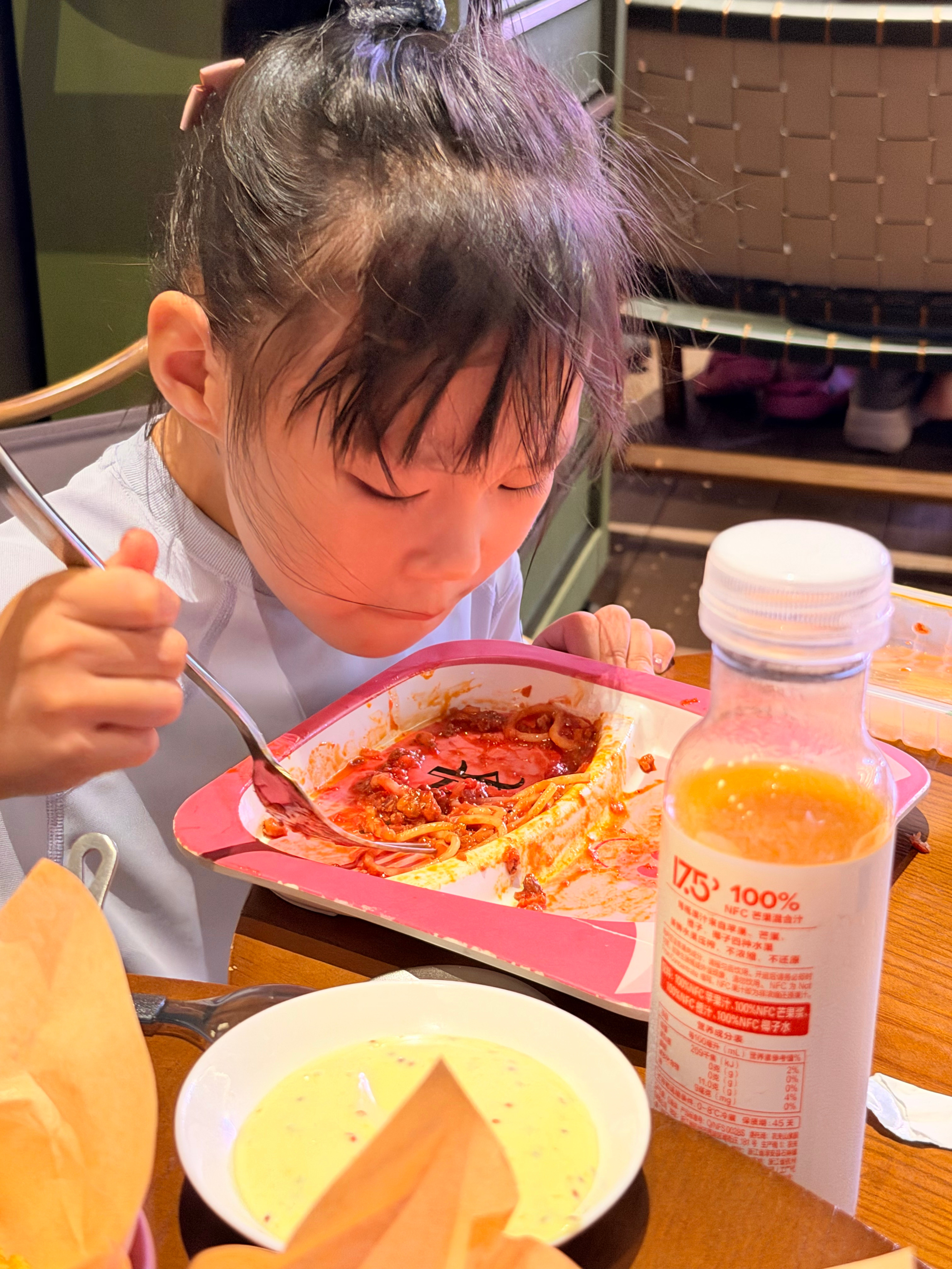 全员饿狼炫饭……我得喝点 太累了