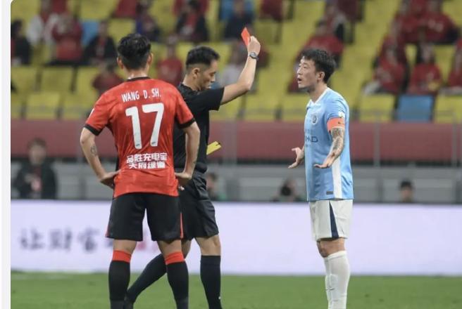 💥“足球可以热血，但不该是暴力秀场！”💥深圳新鹏城对阵成都蓉城，姜至鹏肘击外
