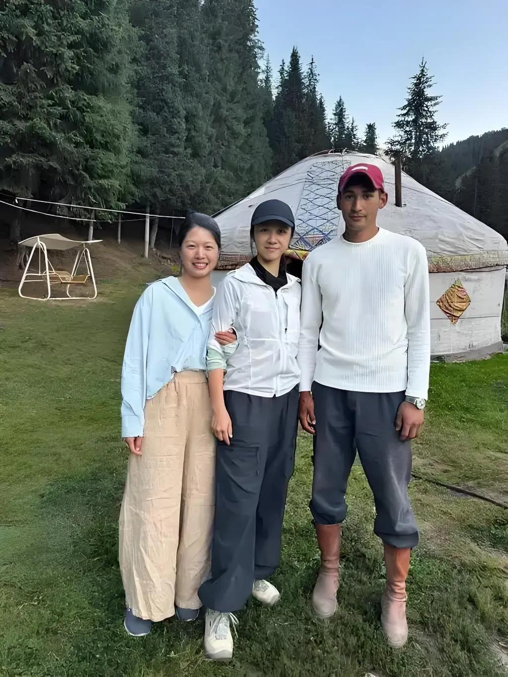 汤唯一家三口在新疆旅游的生图引发关注，她的状态十分出彩。

7 月下旬，有网友在
