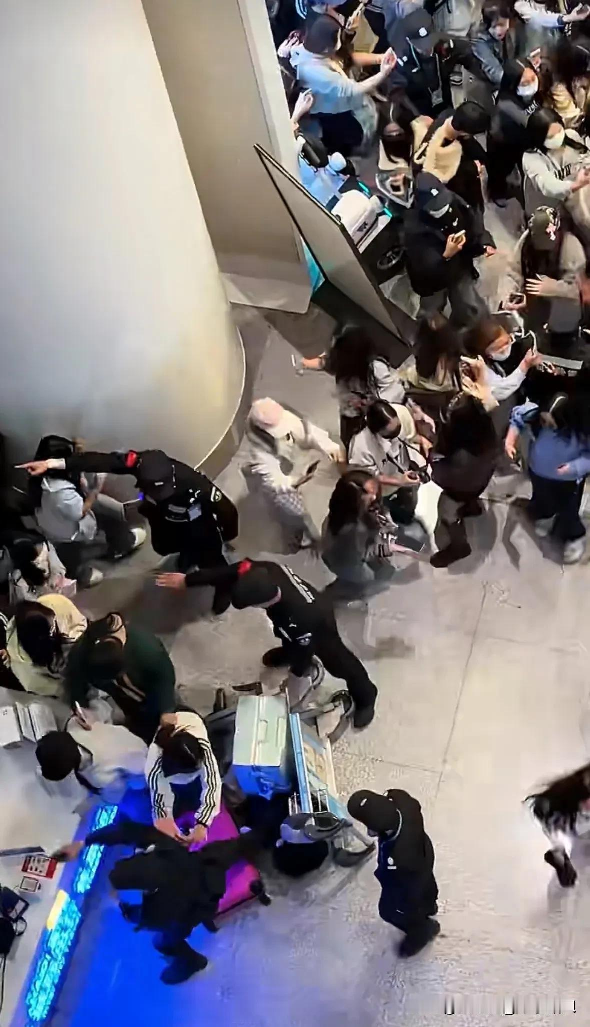 再不制止，这些人都疯了！

2月1日，一明星乘飞机降落海口机场，没想到，机场门口