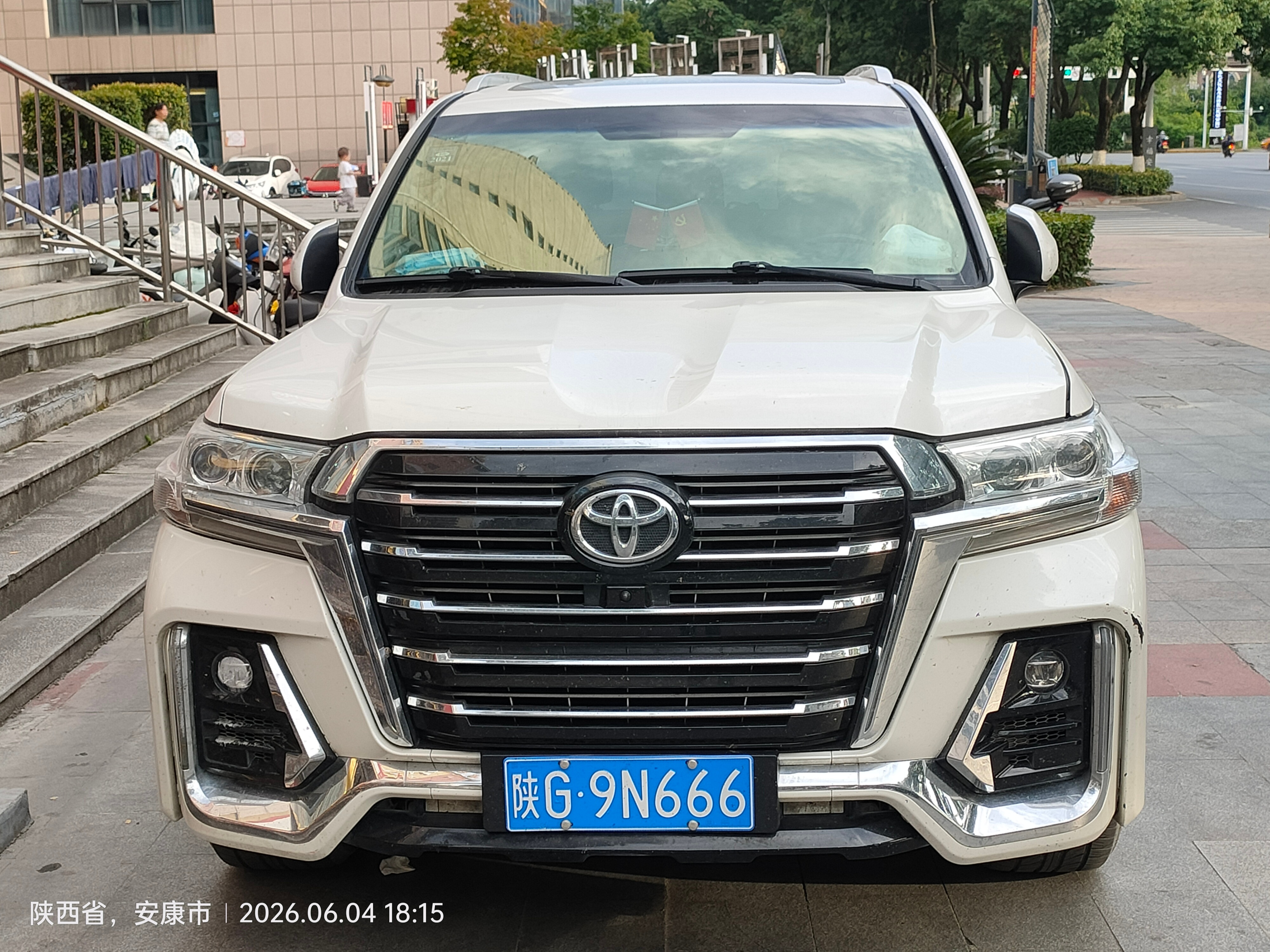 全球车牌 陕G9N666丰田陆地巡洋舰 5.7 V8 安康·百草滩羊泉水涮羊肉(