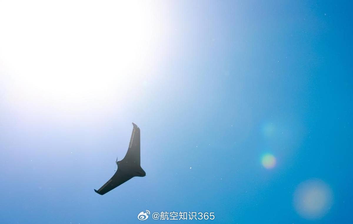 【俄方称无人机击中敖德萨以东运军火货船】俄罗斯国防部8月8日通报，8月7日一架“