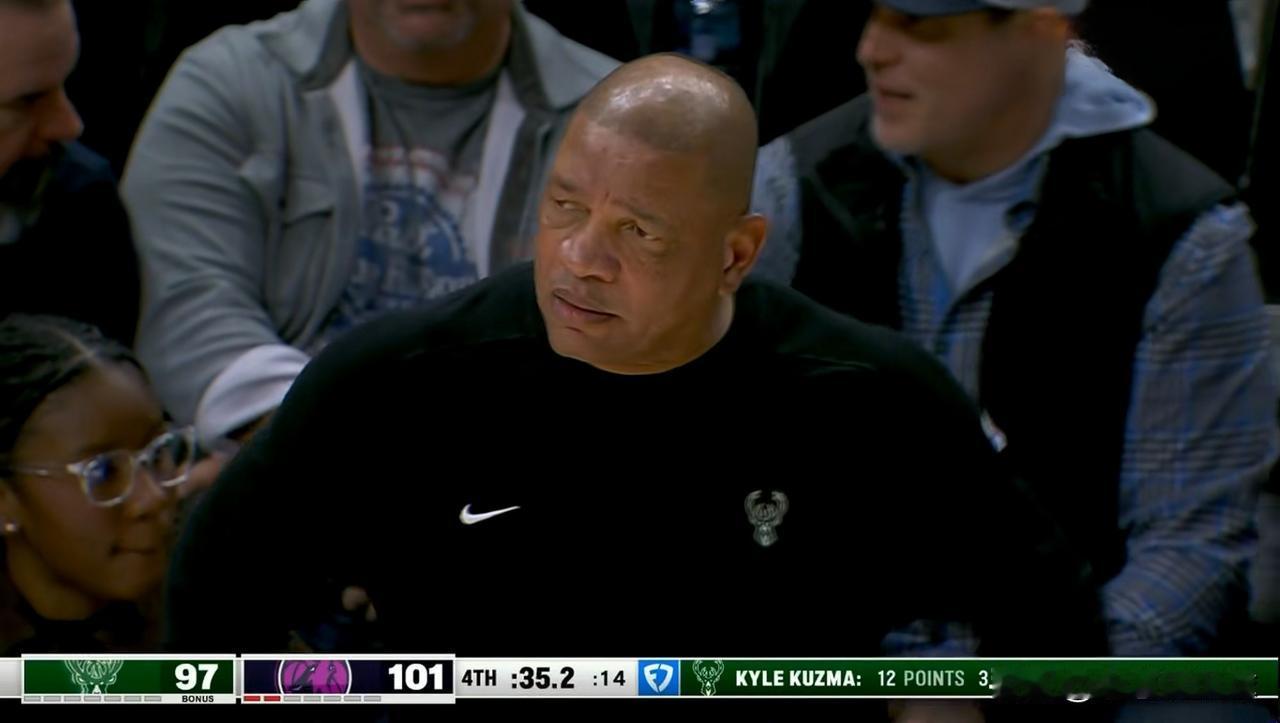 雄鹿主帅里弗斯真是气坏了！在今天雄鹿客场挑战森林狼的比赛中，当时距离全场比赛结束