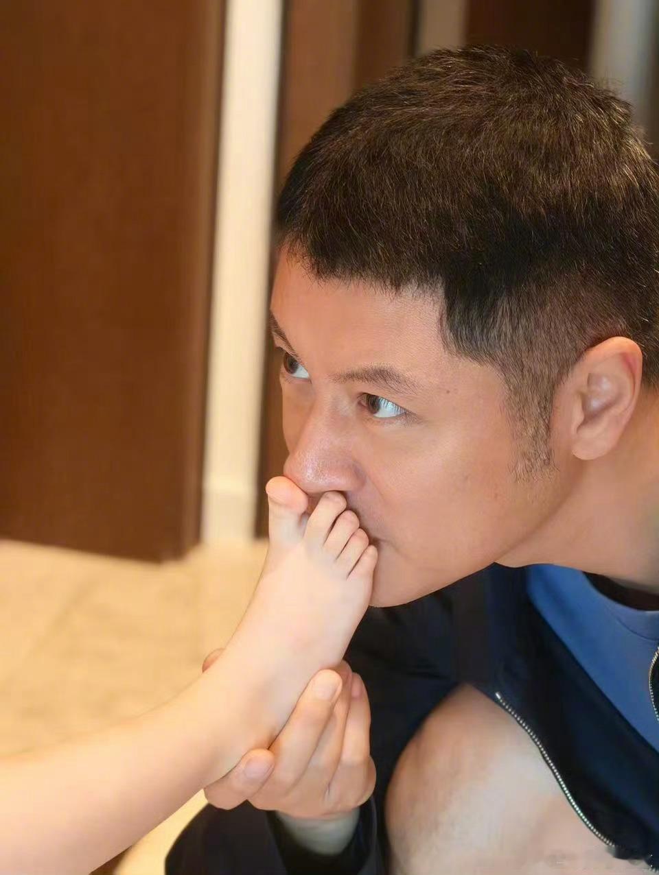 任重亲女儿脚丫任重说女儿的脚是香喷喷的 任重罕见晒女儿，亲女儿脚丫，宠溺说道：“