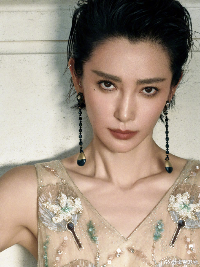 李冰冰真冻龄了  李冰冰身材还和少女一样 透视钉珠上衣封神！李冰冰腰细腿长，身材
