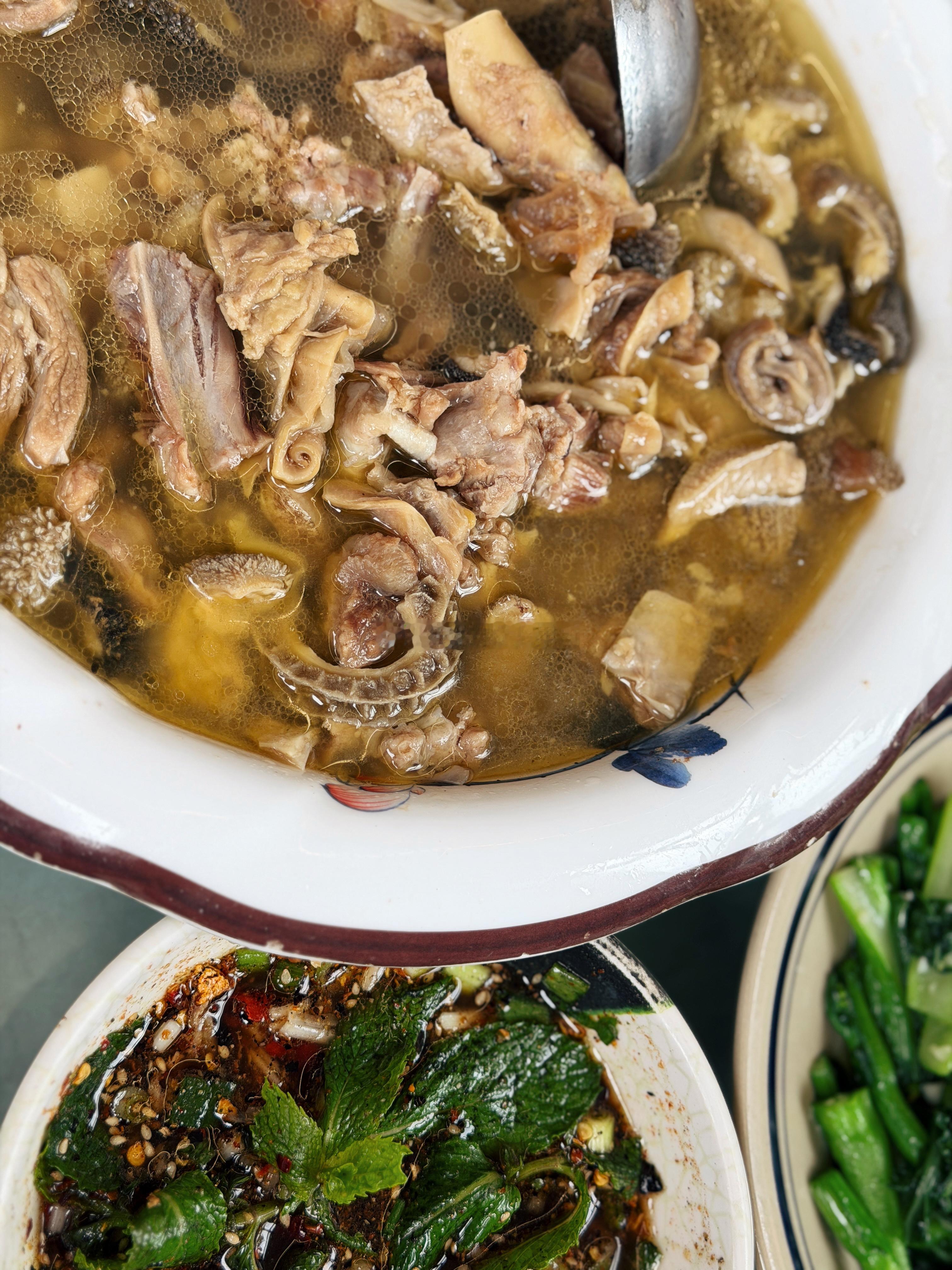 每天都吃了佐料炒牛肉，每家的味道都不一样回家后我肯定会想念的是景东黄牛馆的佐料炒