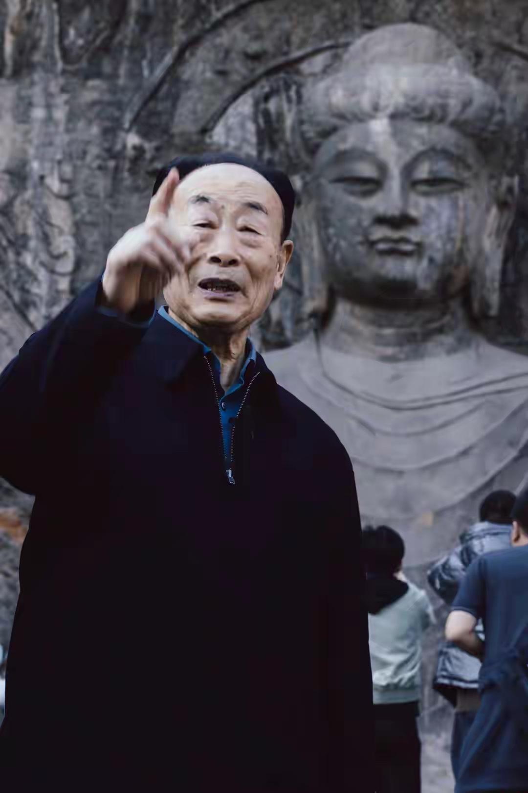曾任洛阳市市长，龙门石窟申遗的主要推动者。当年，龙门周边环境杂乱，申遗困难重重。