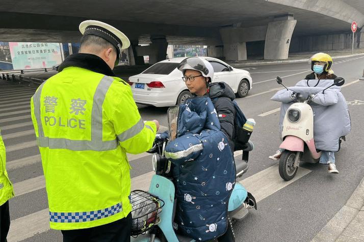 建议“禁止”这3类电动车上路，先别急着喷我，看这3点
 
“凭啥不让骑电动车？买