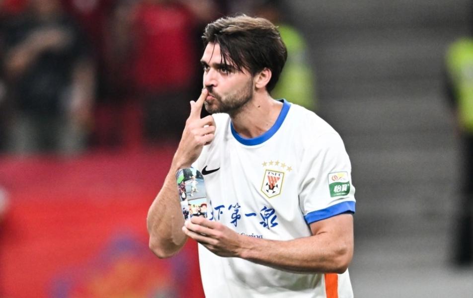 ⚽ 海港主场今晚被诅咒了。
三粒进球，全被VAR吹掉。 一个点球，被扑了。 补射