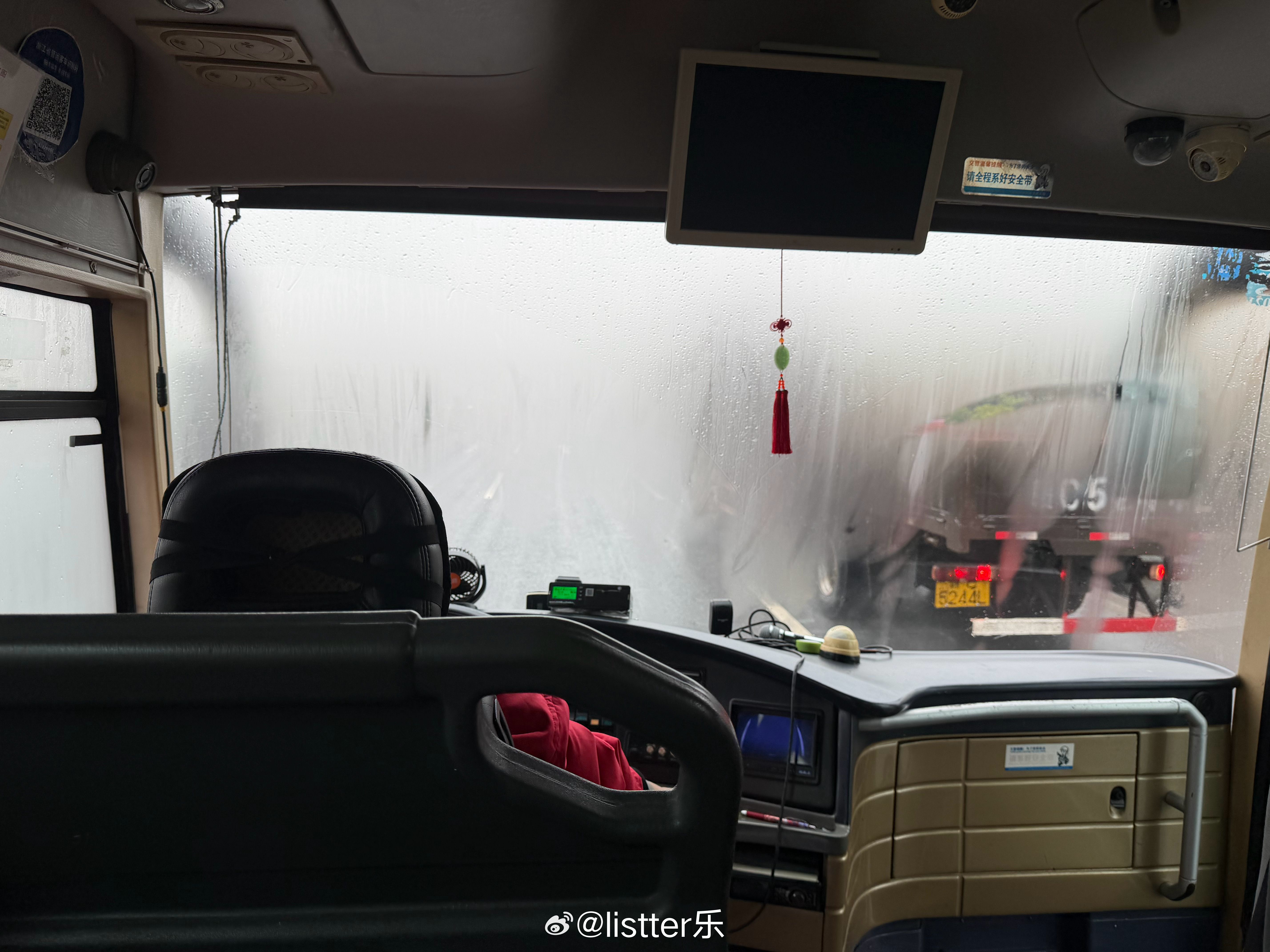 吓得我赶紧系上安全带，大巴司机在“盲开”啊