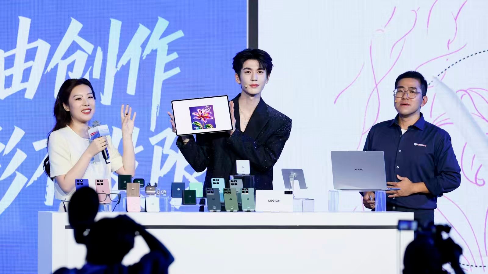 张凌赫的手机也在减重在片场，张凌赫找到了他的全能队友，联想 moto X70 A