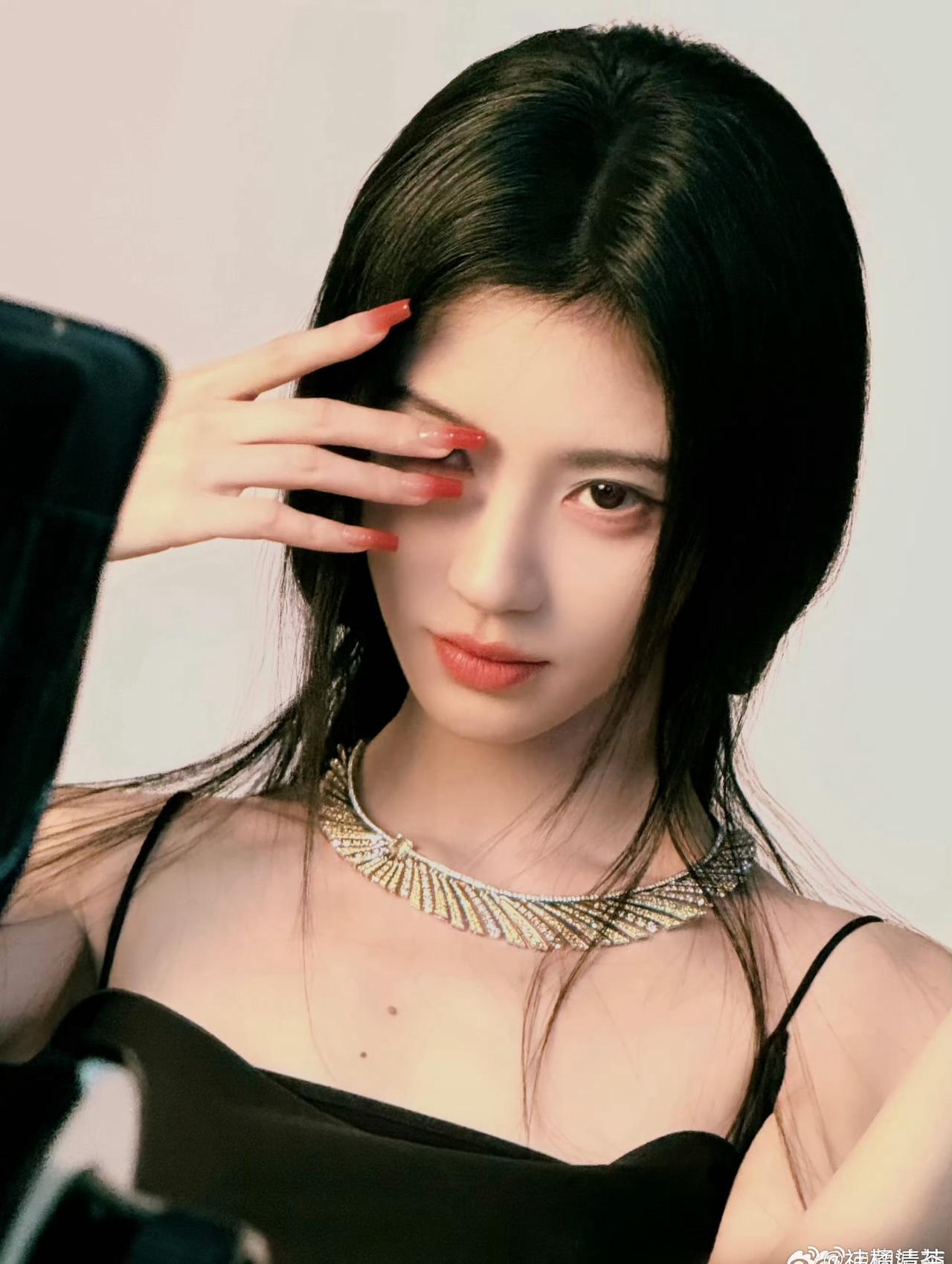 jjy鞠婧祎杂志开售 jjy鞠婧祎阿黛 

青石巷油纸伞一场雨淋湿了半个江南.